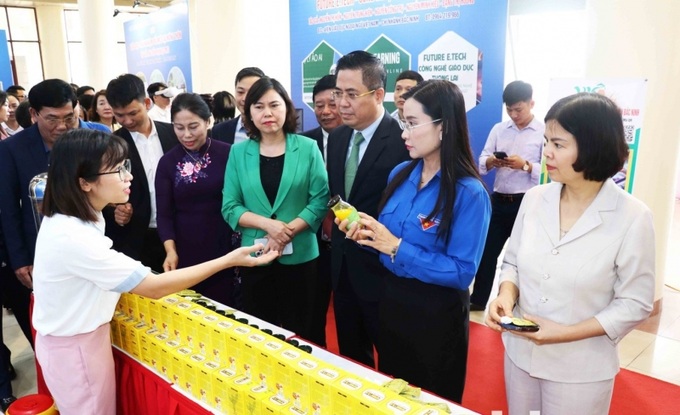 lãnh đạo tỉnh Bắc Ninh cùng các đồng chí lãnh đạo Bộ, ngành thăm quan các gian hàng khởi nghiệp đổi mới sáng tạo tại Ngày hội.