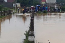 Cố đi xe máy qua đường ngập, 3 chú cháu bị nước lũ cuốn trôi