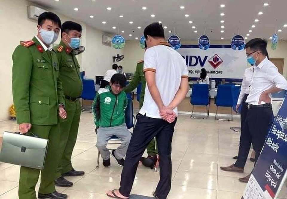Vụ cướp ngân hàng BIDV ở Hà Nội: Nghi phạm lấy được bao nhiêu tiền? - 1 Vụ cướp ngân hàng BIDV ở Hà Nội: Nghi phạm lấy được bao nhiêu tiền? - 1