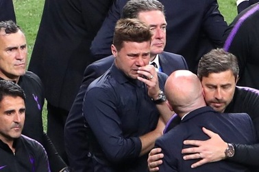 Gục ngã trước “thiên đường”, HLV Pochettino khóc rưng rức