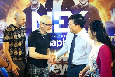 CEO Ngân hàng số tặng nón quai thao cho Above & Beyond