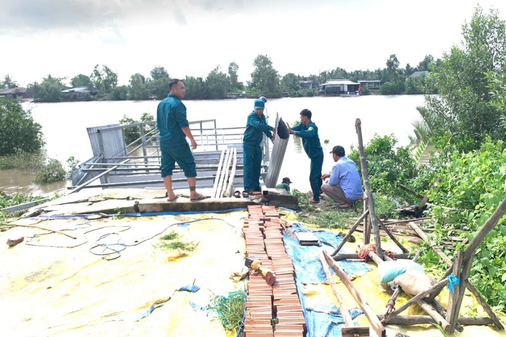 Sạt lở khiến nhiều nhà dân ở Cà Mau sụp xuống sông - 1