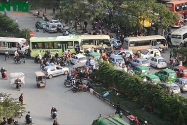 Công an huyện Từ Liêm xử lý vi phạm trật tự đô thị ở bến xe Mỹ Đình