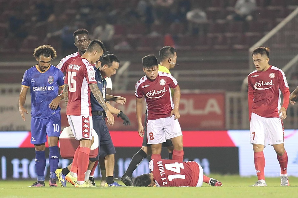 Công Phượng và Tiến Linh xô xát trên sân Thống Nhất - 4 Công Phượng và Tiến Linh xô xát trên sân Thống Nhất - 4
