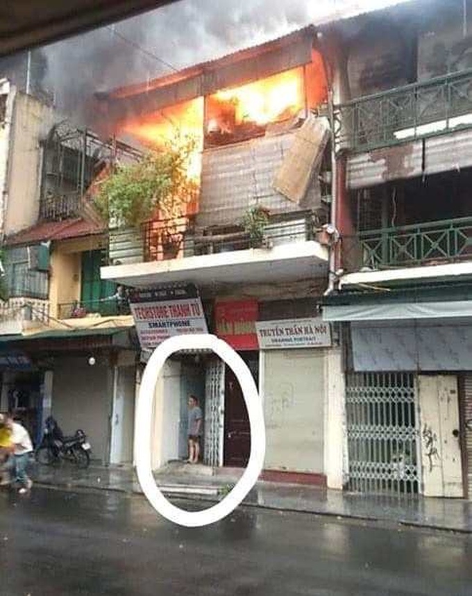 Hà Nội: Cháy nhà trong phố cổ, ở tầng 1 vẫn có người dân đứng "ngơ ngác" - Ảnh 2. Hà Nội: Cháy nhà trong phố cổ, ở tầng 1 vẫn có người dân đứng "ngơ ngác" - Ảnh 2.
