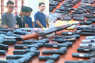 Phá đường dây mua bán vũ khí trên mạng, thu giữ hơn 200 khẩu súng