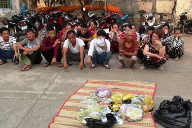 Bắt quả tang 28 đối tượng đánh bạc ở khu đất trống