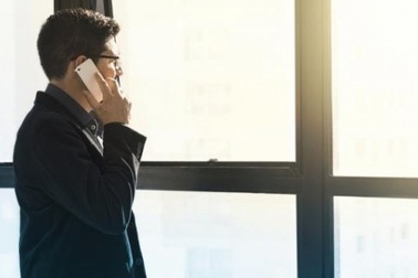 Không thể đứng vững bởi cuộc điện thoại bất ngờ của sếp vợ