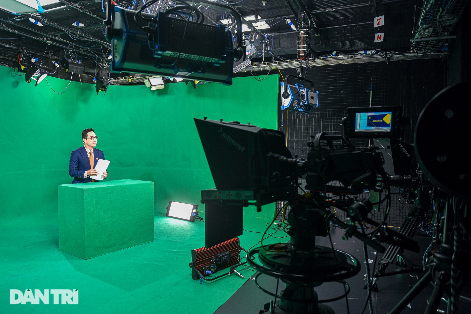 Một ngày chạy show từ 4h30 sáng của diễn viên Chí Nhân - 7 Một ngày chạy show từ 4h30 sáng của diễn viên Chí Nhân - 7