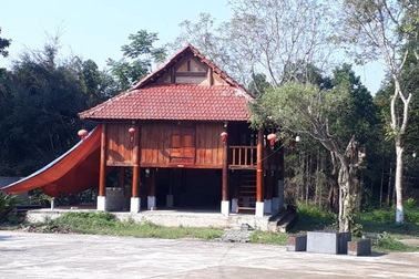 Xây dựng nhà sàn trái phép trong khu di tích lịch sử văn hóa