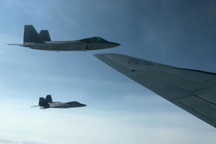 "Chim săn mồi" F-22 của Mỹ chặn "Gấu Nga" Tu-95