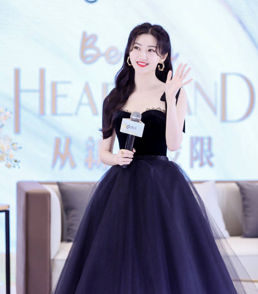 Đệ nhất mỹ nhân Bắc Kinh Cảnh Điềm thu hút mọi ánh nhìn - 9