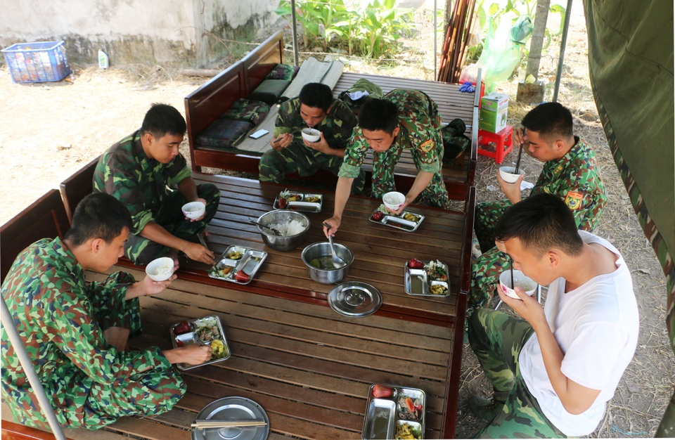 Bộ đội Biên phòng “ăn bờ, ngủ bụi” chặn dòng người nhập cảnh trái phép - 7 Bộ đội Biên phòng “ăn bờ, ngủ bụi” chặn dòng người nhập cảnh trái phép - 7