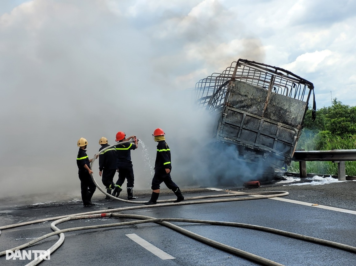 Cháy dữ dội như bức tường khói lửa trên cao tốc TPHCM - Trung Lương - 5 Cháy dữ dội như bức tường khói lửa trên cao tốc TPHCM - Trung Lương - 5