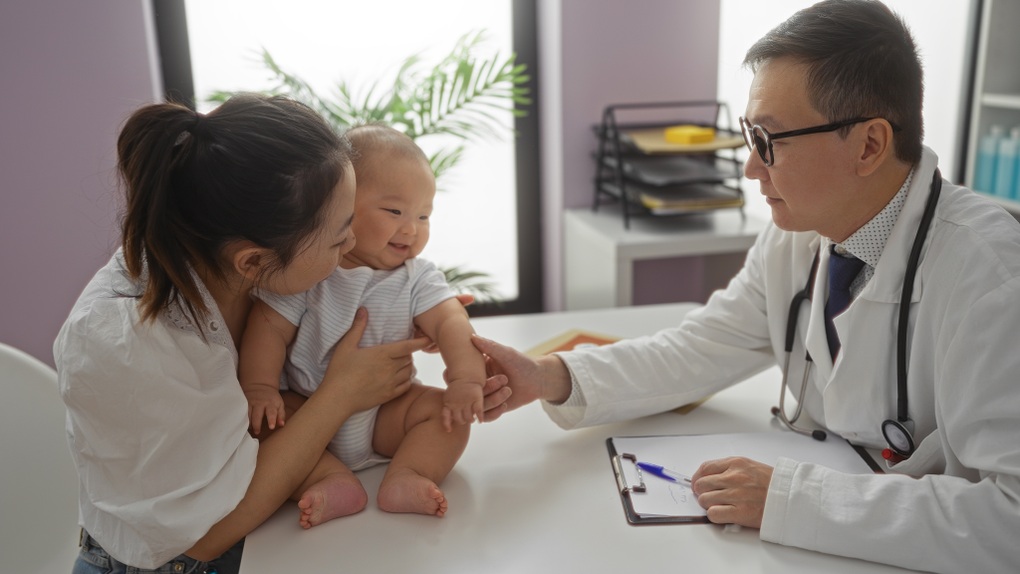 Ba hiểu lầm phổ biến về RSV khiến trẻ dưới 1 tuổi dễ bệnh nặng - 4