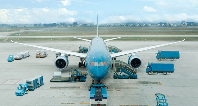 Vietnam Airlines vận chuyển cành đào, cành mai dịp Tết Tân Sửu 2021 - Ảnh 1.