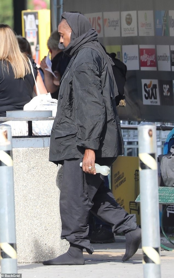 Vợ rapper Kanye West lại hở bạo, thách thức cơn giận của dư luận Italy - 4 Vợ rapper Kanye West lại hở bạo, thách thức cơn giận của dư luận Italy - 4