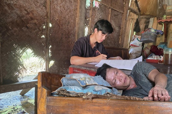 Người cha ôm khối u to như quả bưởi, mong từng đồng công chăn trâu của con