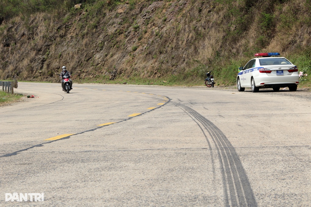 Vụ lật xe 4 người chết: Tài xế cố tìm đường lánh nạn bất thành - 2