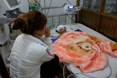 Bé gái 2 tuổi té dập não: Cơ sở giữ trẻ từng bị yêu cầu ngừng hoạt động