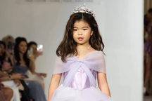 Mẫu nhí học lớp 3 gây ấn tượng trên sàn diễn thời trang