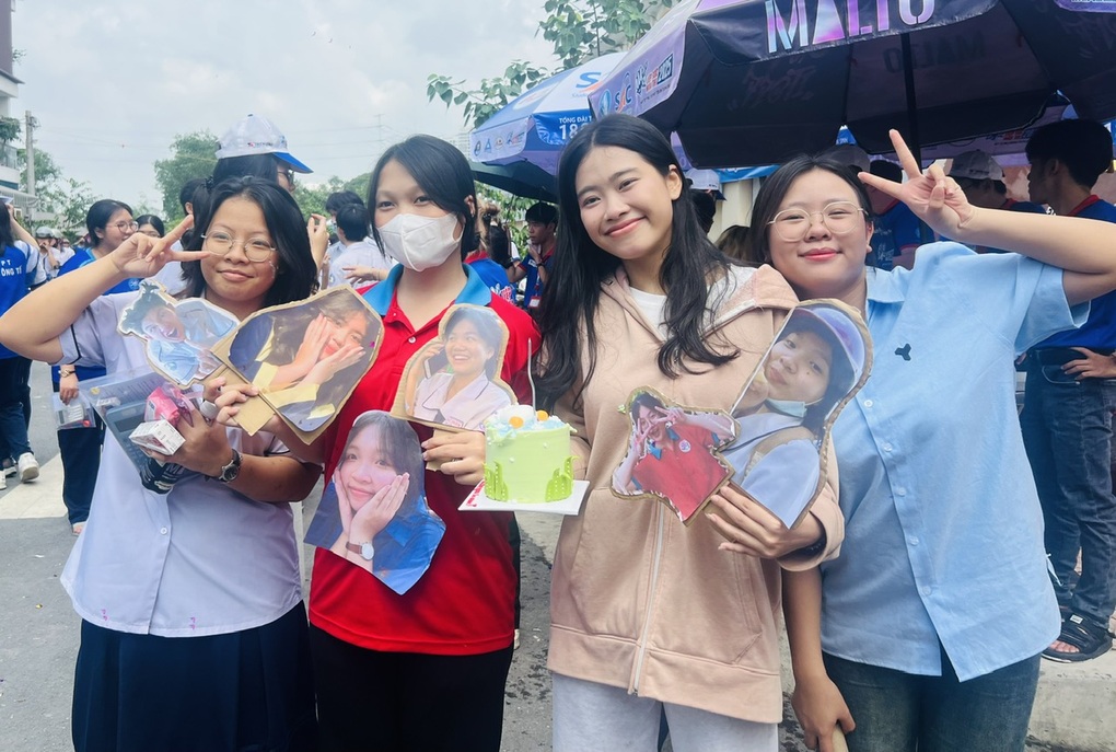 Rụng tim với cậu bé đưa chị đi thi: “Ở nhà như chó với mèo” - 5 Rụng tim với cậu bé đưa chị đi thi: “Ở nhà như chó với mèo” - 5