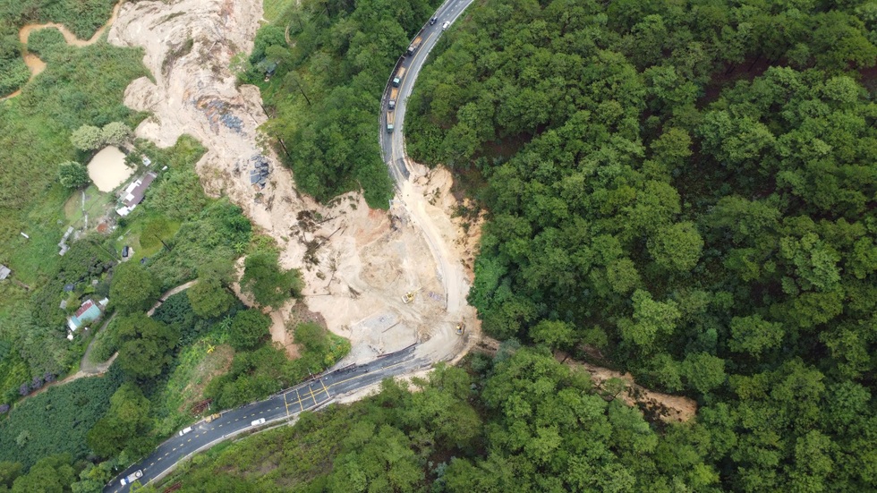 Mưa lớn dị thường gây sạt lở loạt đèo xung yếu ở Lâm Đồng