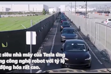 Xe điện Tesla tự động chạy ra bãi đỗ sau khi xuất xưởng