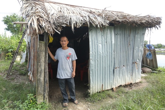 Người đàn ông từng liệt tứ chi sống đơn độc trong căn chòi rách giữa đồng