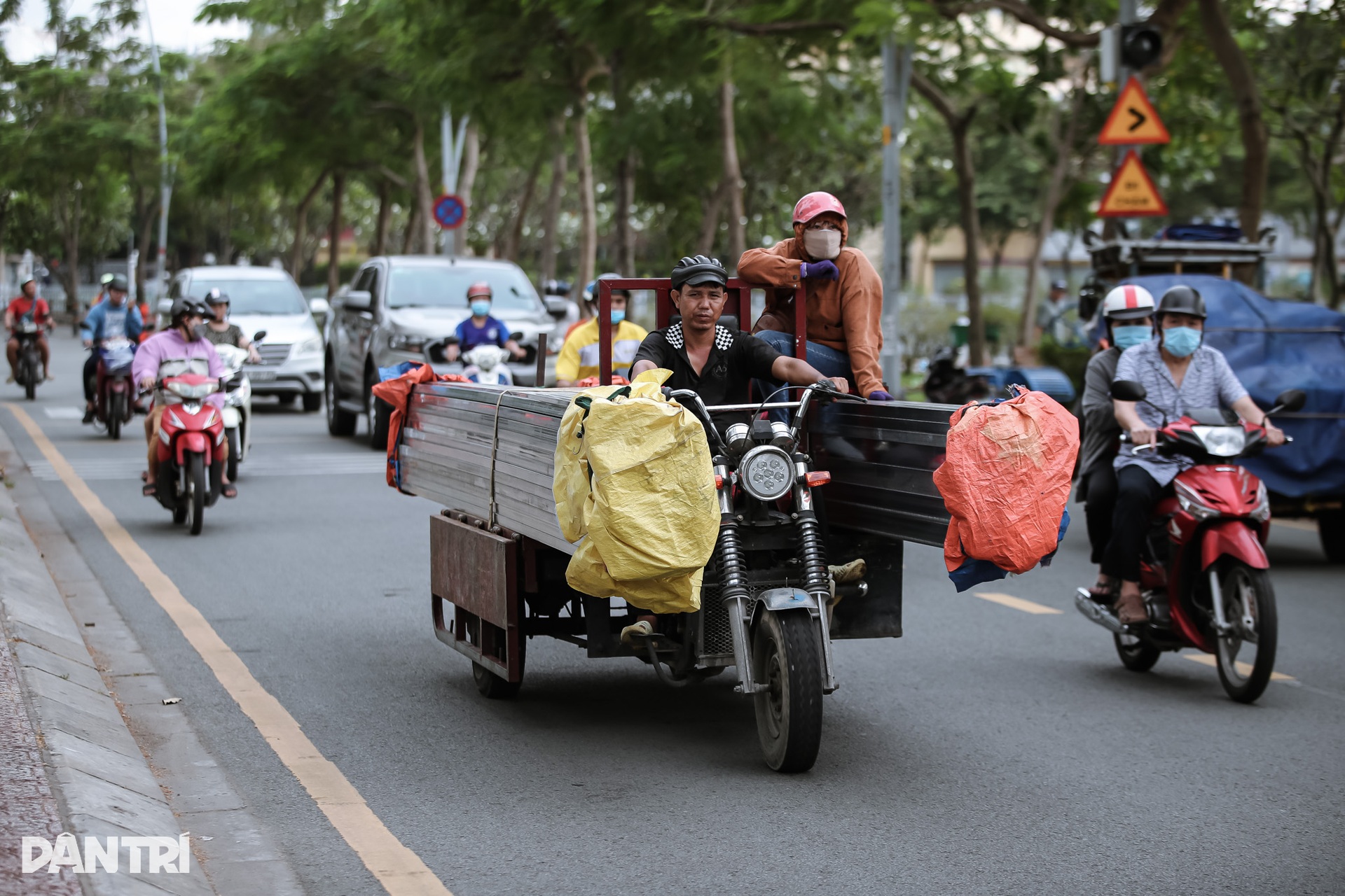 Muôn kiểu vi phạm giao thông ở TPHCM - 9 Muôn kiểu vi phạm giao thông ở TPHCM - 9
