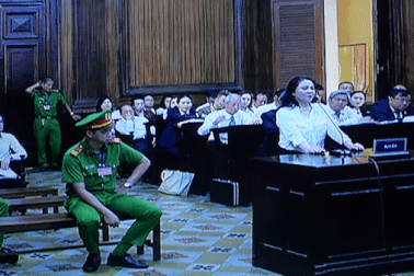 Bà Nguyễn Phương Hằng khóc ở tòa