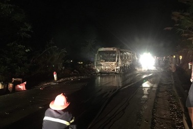 Xe khách bốc cháy dữ dội trong đêm, 30 hành khách chạy thoát thân