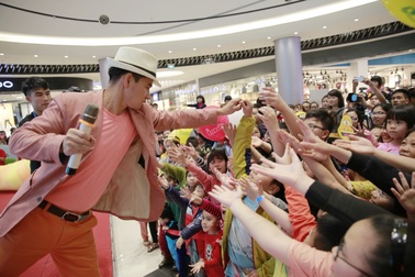 Nghệ sĩ Xuân Bắc đếm ngược Giờ Trái đất với Larva và các em nhỏ