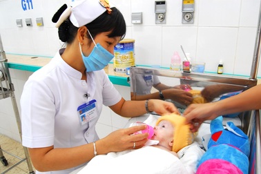 Cháu bé không có hậu môn bị cha mẹ bỏ rơi