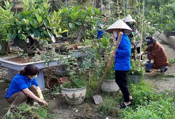 Vệ sinh môi trường xung quanh khu nhà ở thương, bệnh binh được Trung tâm thường xuyên duy trì.