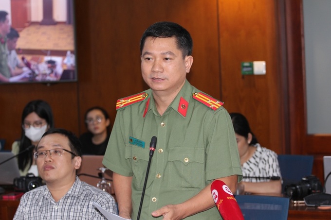 Thượng tá Lê Mạnh Hà thông tin về thủ tục đăng ký mới đối với xe cơ giới tại nơi tạm trú. (Ảnh: Thành Nhân).