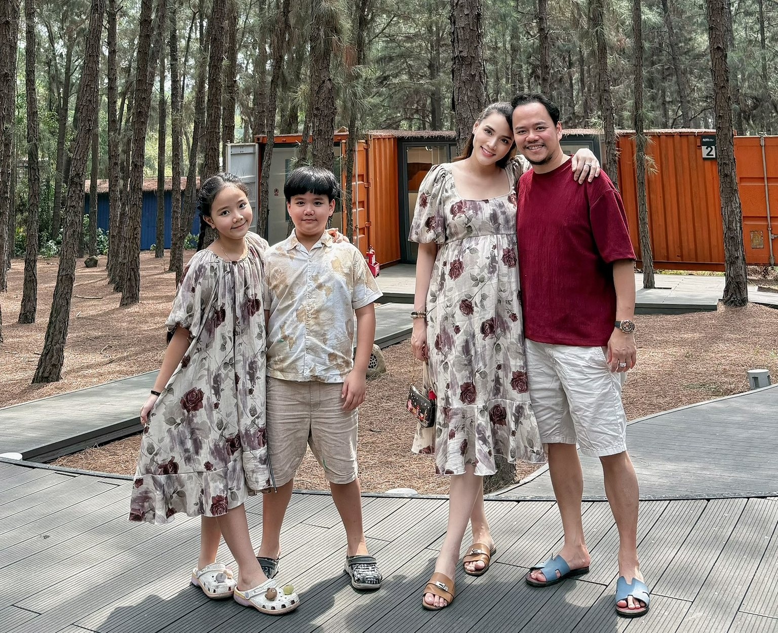 Diễn viên Trang Nhung sinh con thứ 3, rạng rỡ bên chồng đạo diễn - 3