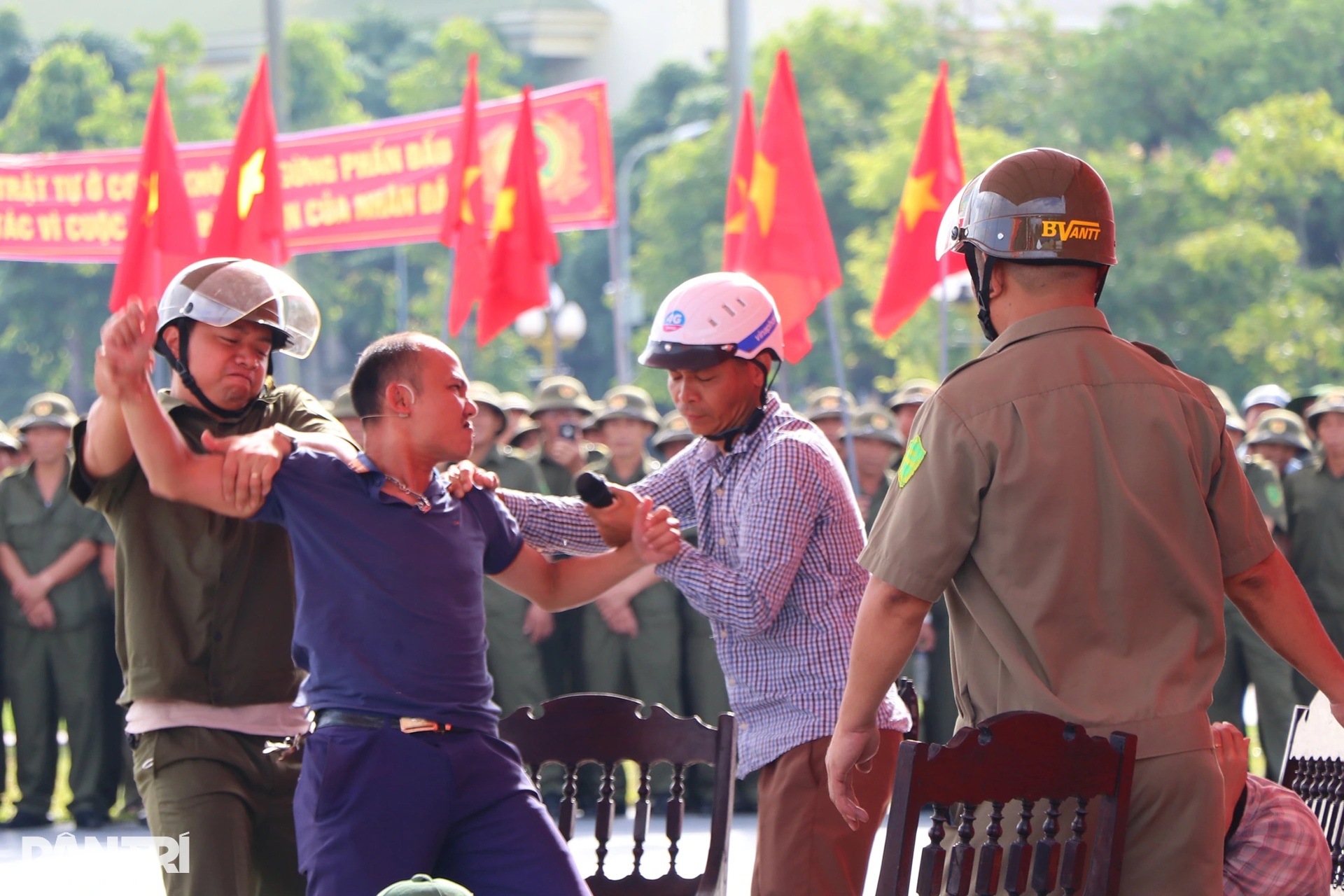 Bộ trưởng Công an dự lễ ra mắt lực lượng bảo vệ an ninh trật tự - 8 Bộ trưởng Công an dự lễ ra mắt lực lượng bảo vệ an ninh trật tự - 8