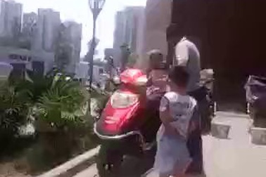 Con trai đánh mẹ già trước sự chứng kiến của cháu khiến nhiều người phẫn nộ