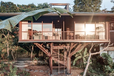 Nhà gỗ "lơ lửng" trên cao, nằm ẩn mình giữa ruộng vườn xanh tốt