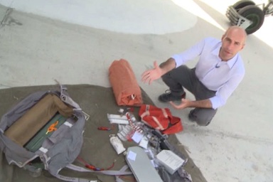 "Khám" túi đồ nghề sinh tồn của phi công Nga tại Syria