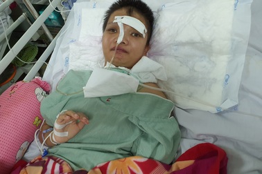 Cô gái trẻ nằm bất tỉnh 1 tháng vì tai nạn được bạn đọc giúp đỡ đã tỉnh lại