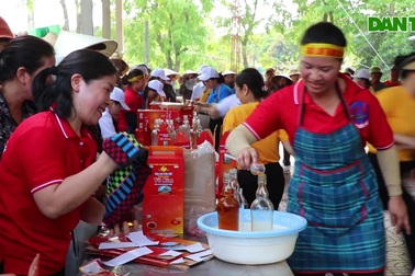 Người đàn ông tranh tài với chị em trong cuộc thi rót nước mắm