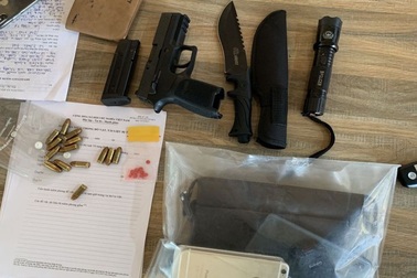 Đi xe ô tô mang theo súng ngắn cùng 14 viên đạn