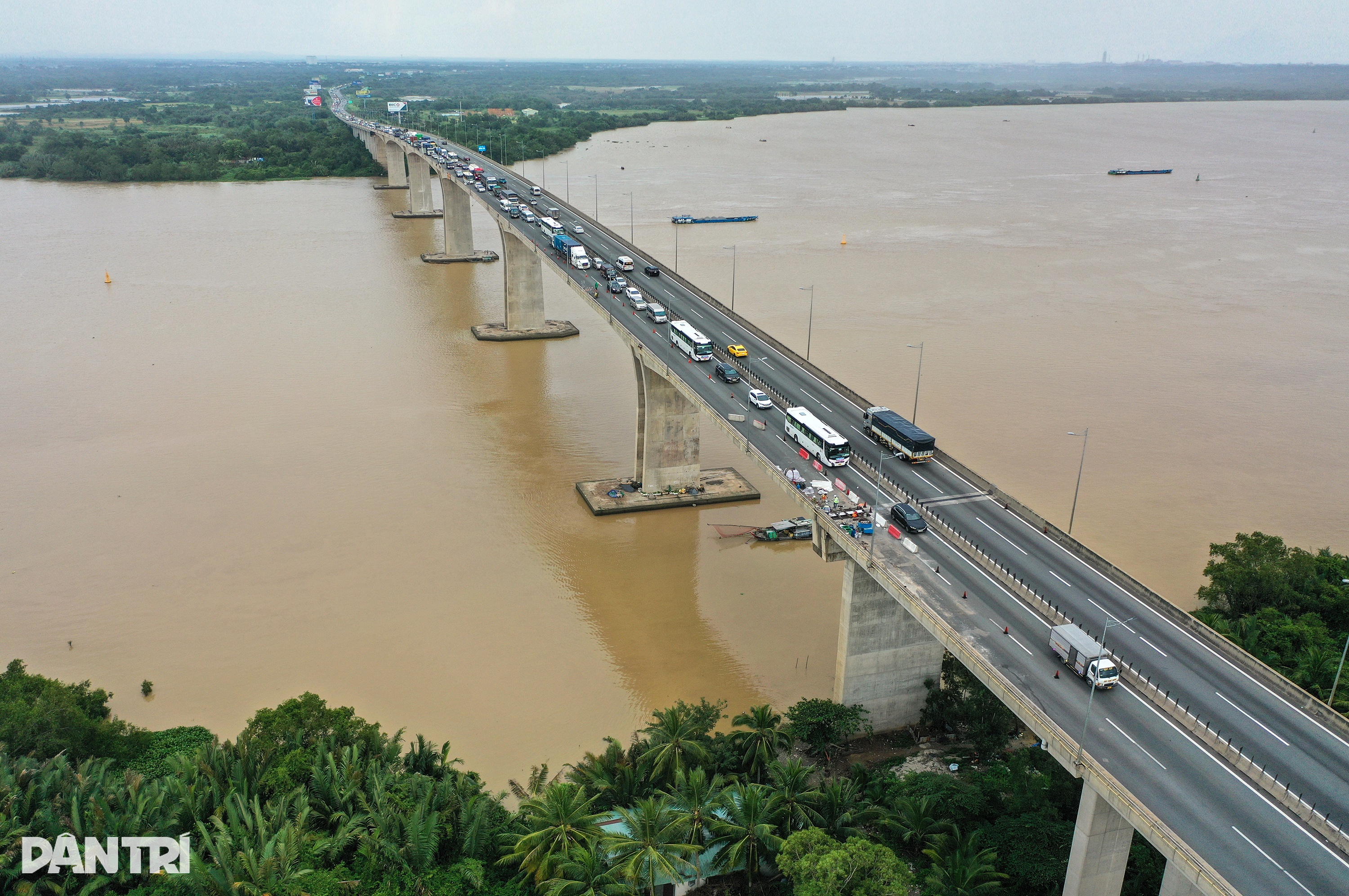 Kemacetan lalu lintas di Ho Chi Minh City - Long Thanh Expressway mencapai 5 km akibat perbaikan jembatan - 4 Cao tốc TPHCM - Long Thành kẹt xe kéo dài hơn 5km vì sửa cầu - 4