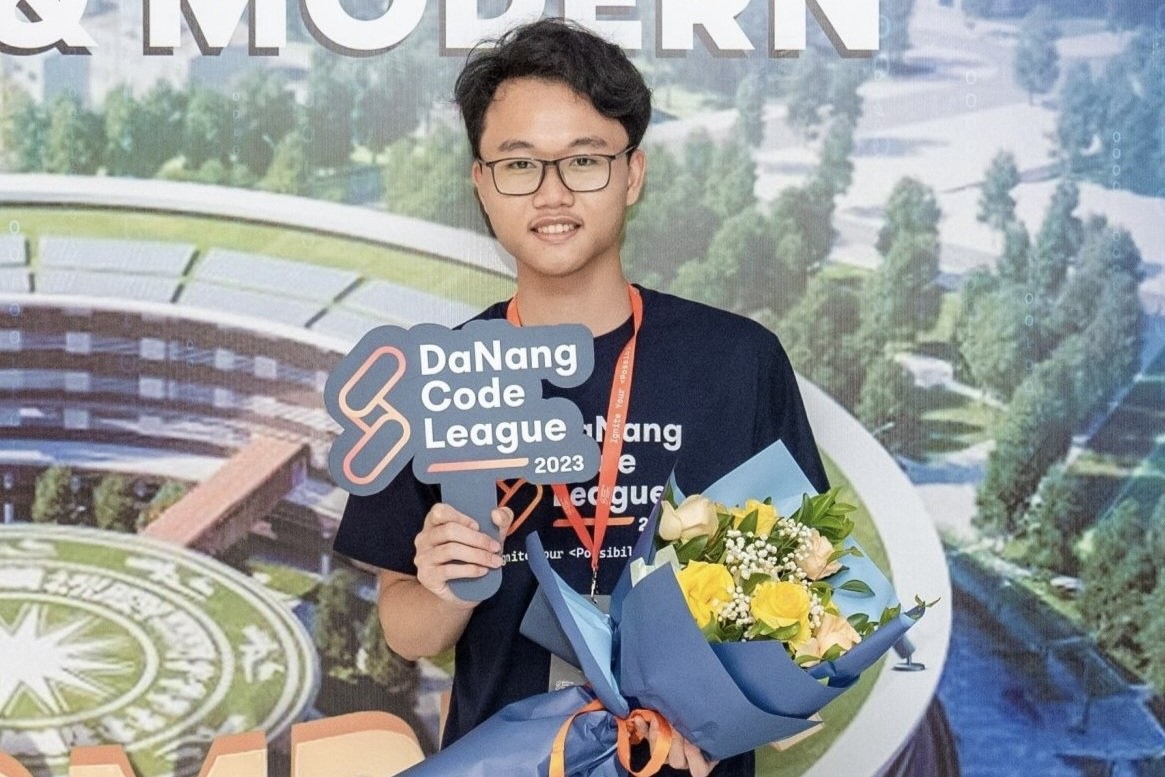 Talented male student, 3 consecutive years winning national excellent student award - 1 Nam sinh tài hoa, 3 năm liền đạt giải học sinh giỏi quốc gia - 1