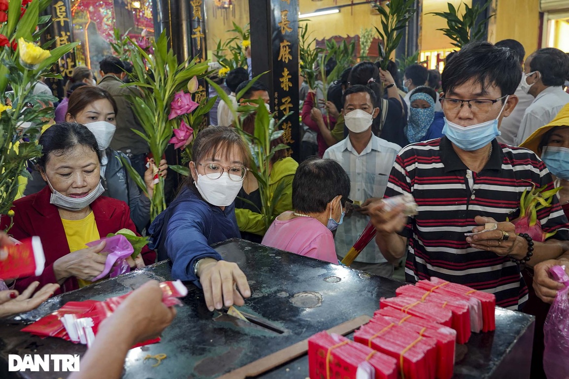 Đông đảo du khách lễ chùa Bà Thiên Hậu ở Bình Dương dịp rằm tháng Giêng - 4 Đông đảo du khách lễ chùa Bà Thiên Hậu ở Bình Dương dịp rằm tháng Giêng - 4