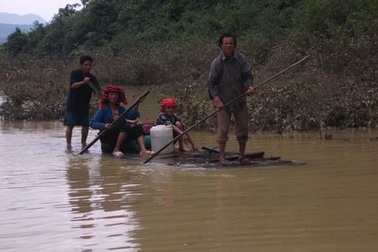 Rời hang về nhà, nhà đã sập!