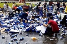 Đổ xô “hôi của” xe chở bia: Xã hội phải lên án, pháp luật phải trừng phạt!