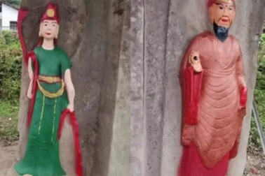 Tượng Phật cổ nghìn năm tuổi bị khách Trung Quốc bôi màu xanh đỏ lem nhem
